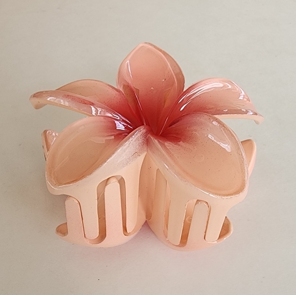🪷 Red Plumeria Hair Claw - Picture 4 of 7